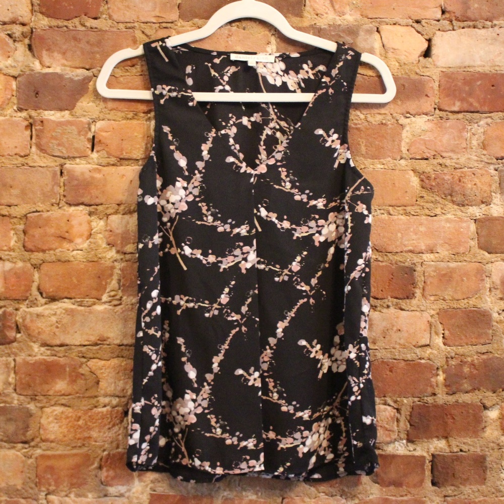 Black Patterned V-Neck Sleeveless Blouse
